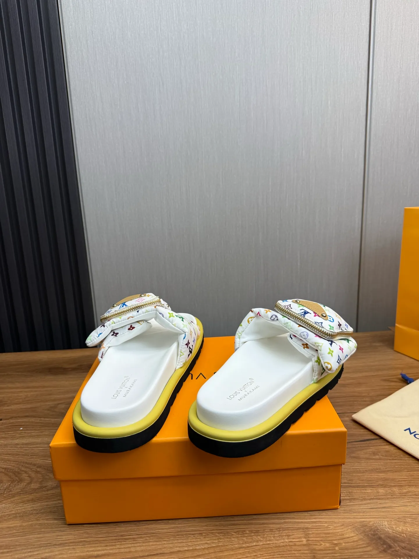 Men's shoes 💰360💰 Lv. hot selling men's slippers 🔥 🩴Official website one to one production 38-45 sizes 45 46 🉑️Customized!